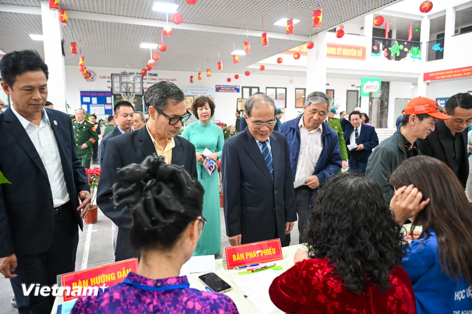 Đồng chí Nguyễn Sinh Hùng - nguyên Ủy viên Bộ Chính trị, nguyên Chủ tịch Quốc hội Việt Nam khóa XIII (2011-2016), nguyên Chủ tịch Hội đồng bầu cử Quốc gia Việt Nam, nguyên Phó Thủ tướng Thường trực Chính phủ đã đến từ sớm và tham gia bỏ phiếu. (Ảnh: Minh Sơn/Vietnam+)