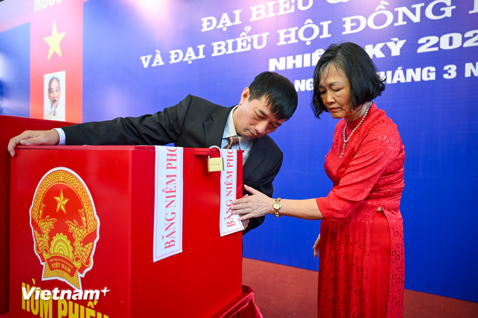 Đại diện cử tri và khu vực bầu cử thực hiện việc kiểm tra và niêm phong các hòm phiếu. (Ảnh: Minh Sơn/Vietnam+)