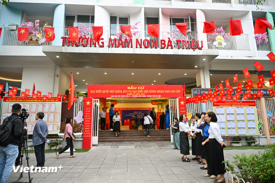 Tại trường Mầm non Bà Triệu cũng là Khu vực bỏ phiếu số 7 phường Cửa Nam ngay từ sớm đã khoác lên mình một lớp áo rực rỡ. (Ảnh: Minh Sơn/Vietnam+)