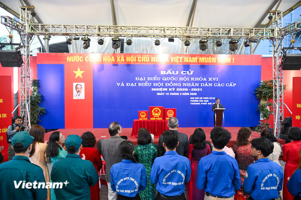 Tại nhiều điểm bỏ phiếu, công tác chuẩn bị được triển khai bài bản và chu đáo. Bàn ghế, hòm phiếu, danh sách cử tri, tiểu sử tóm tắt của các ứng cử viên được niêm yết công khai ở những vị trí dễ quan sát. Các khu vực kiểm tra thẻ cử tri, khu vực nhận phiếu, phòng viết phiếu và hòm phiếu đều được bố trí hợp lý, tạo thuận lợi cho người dân tham gia bầu cử. (Ảnh: Minh Sơn/Vietnam+)