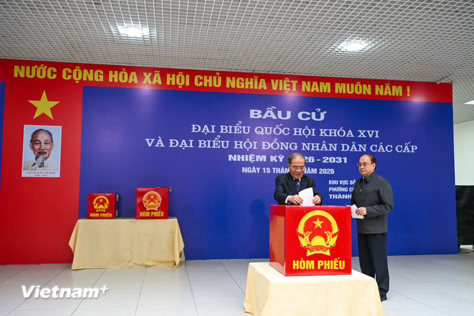 Đồng chí Nguyễn Sinh Hùng cũng là cử tri đầu tiên bỏ phiếu. (Ảnh: Minh Sơn/Vietnam+)