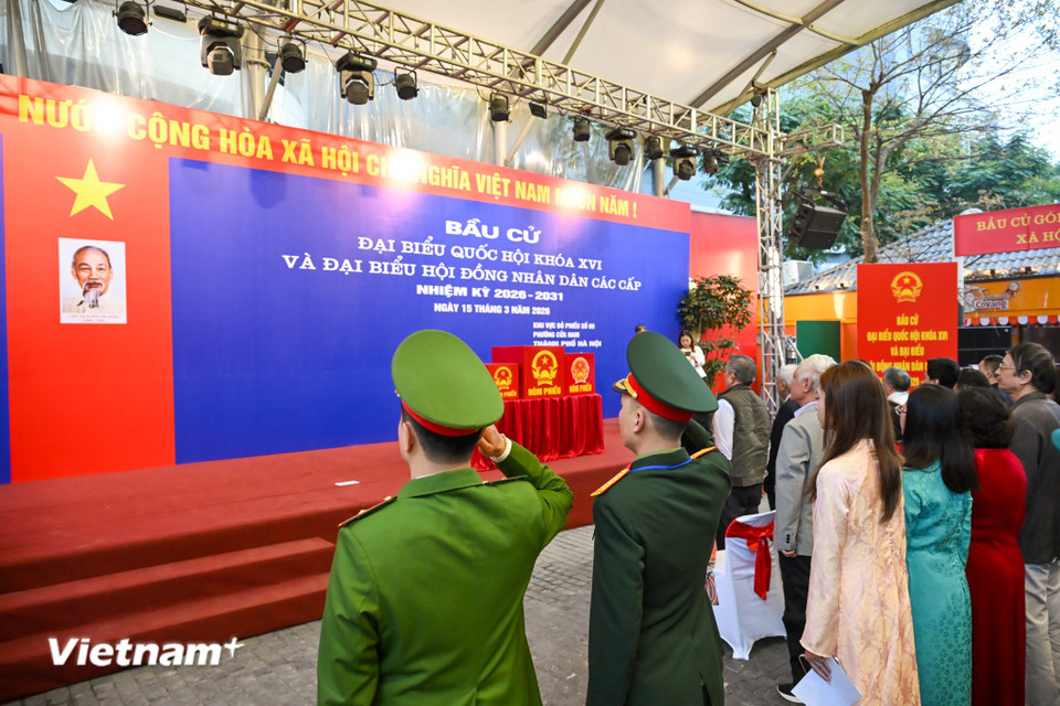 Mỗi cử tri có quyền bỏ 1 phiếu bầu đại biểu Quốc hội và bỏ 1 phiếu bầu đại biểu HĐND tương ứng với mỗi cấp HĐND mà mình được tham gia bầu cử. (Ảnh: Minh Sơn/Vietnam+)