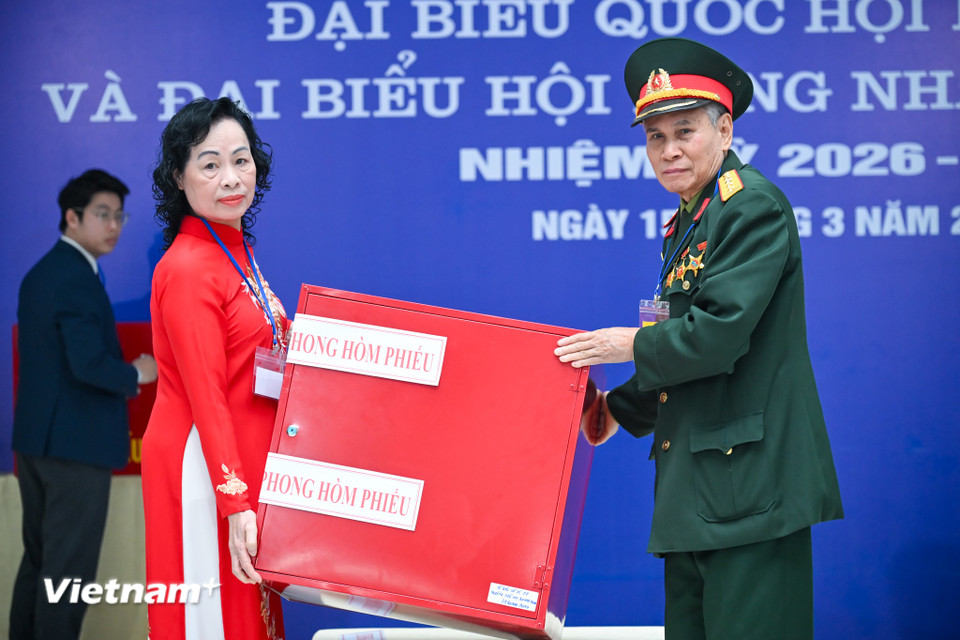 Các hòm phiếu được kiểm tra và niêm phong trước giờ bỏ phiếu. (Ảnh: Minh Sơn/Vietnam+)