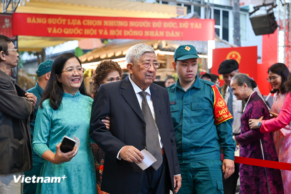 Đồng chí Phạm Thế Duyệt - nguyên Ủy viên Bộ Chính trị, nguyên Chủ tịch Ủy ban Trung ương Mặt trận Tổ quốc Việt Nam, nguyên Thường trực Bộ Chính trị đã có mặt tại điểm bỏ phiếu trên phố sách 19/2 Hai Bà Trưng để thực hiện quyền bầu cử của mình. (Ảnh: Minh Sơn/Vietnam+)