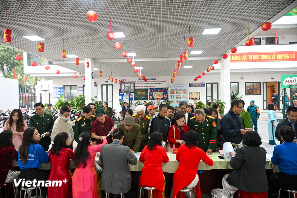 Không khí người dân xếp hàng nhận phiếu bầu cử vừa trang trọng vừa xúc động, bởi đó là khoảnh khắc đánh dấu sự bắt đầu chính thức của ngày hội dân chủ. (Ảnh: Minh Sơn/Vietnam+)