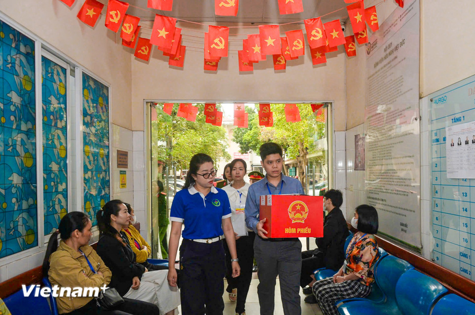 Việc rà soát danh sách được thực hiện sớm, kỹ càng, bảo đảm không bỏ sót trường hợp nào. Tổ bầu cử đã cắt cử các thành viên tham gia tổ lưu động, trực tiếp mang hòm phiếu, phiếu bầu và các tài liệu cần thiết đến từng gia đình trong sáng ngày bầu cử. (Ảnh: PV/Vietnam+)