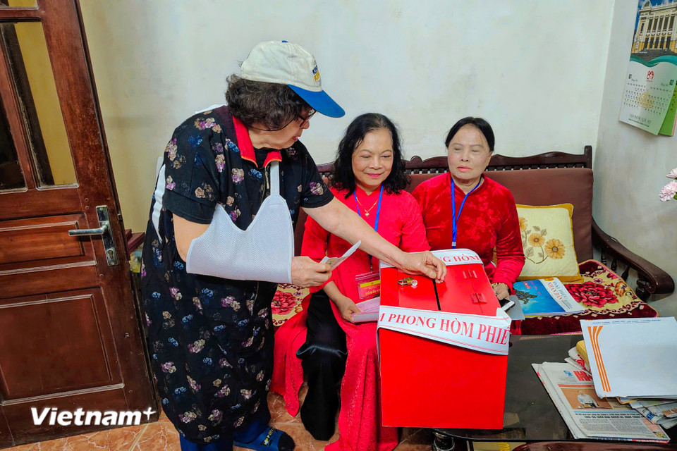 Mỗi lá phiếu dù được bỏ tại hội trường hay tại một căn nhà nhỏ trong ngõ phố đều mang giá trị ngang nhau. Mỗi cử tri, dù khỏe mạnh hay đau yếu, đều được tôn trọng và bảo đảm quyền lựa chọn người đại diện cho mình. (Ảnh: PV/Vietnam+)