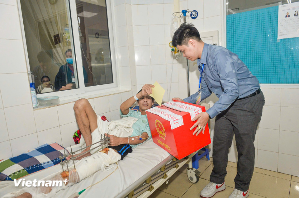Đại diện bệnh viện cho biết đơn vị đã phối hợp với tổ bầu cử chuẩn bị đầy đủ cơ sở vật chất, đồng thời bảo đảm điều kiện sức khỏe để các cử tri tham gia bỏ phiếu thuận lợi ngay tại viện. (Ảnh: PV/Vietnam+)