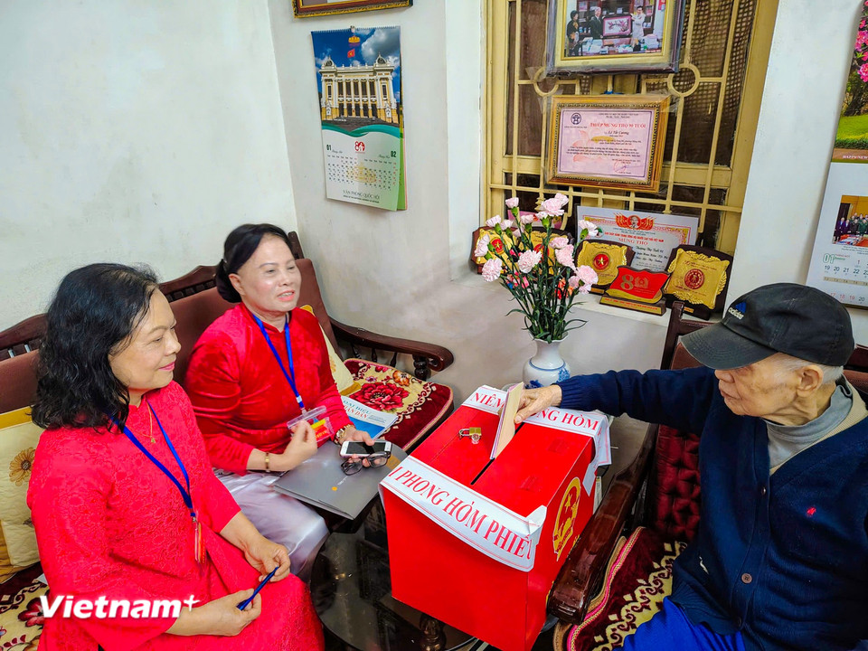 Việc tổ chức hòm phiếu phụ là biểu hiện sinh động của tinh thần dân chủ và sự quan tâm của chính quyền đối với từng người dân. (Ảnh: PV/Vietnam+)