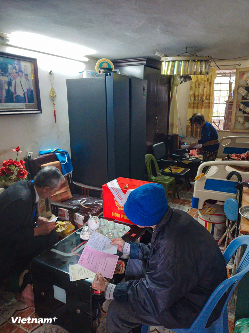 Không khí trang nghiêm nhưng ấm áp diễn ra ngay trong căn phòng nhỏ. Khoảnh khắc bỏ phiếu tuy giản dị nhưng chứa đựng ý nghĩa sâu sắc về quyền công dân và tinh thần trách nhiệm với đất nước. (Ảnh: PV/Vietnam+)