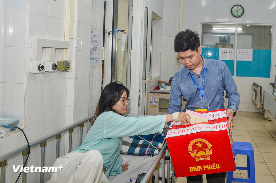 Mỗi cử tri, dù khỏe mạnh hay đau yếu, đều được trân trọng như nhau trong quyền lựa chọn người đại diện cho mình. (Ảnh: PV/Vietnam+)