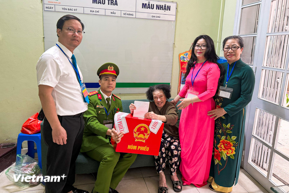 Ngay từ nhiều ngày trước, phường Hoàn Kiếm đã tiến hành rà soát danh sách cử tri một cách kỹ lưỡng. Những trường hợp người cao tuổi, người bệnh nặng, người khuyết tật hoặc cử tri đang điều trị tại các cơ sở y tế đều được lập danh sách riêng để bố trí tổ bầu cử lưu động phục vụ. (Ảnh: PV/Vietnam+)