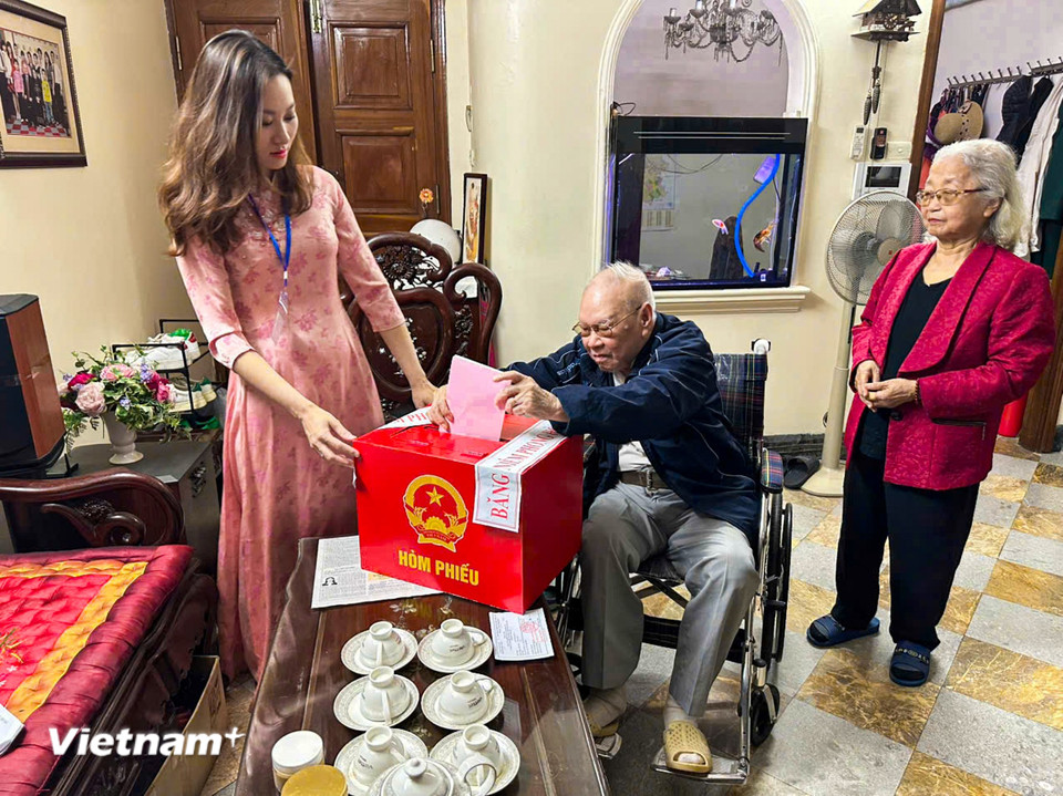 Theo kế hoạch, trong sáng ngày bầu cử, các tổ bầu cử đã cắt cử thành viên tham gia tổ lưu động, mang theo hòm phiếu phụ, phiếu bầu cùng các tài liệu cần thiết đến từng gia đình. (Ảnh: PV/Vietnam+)