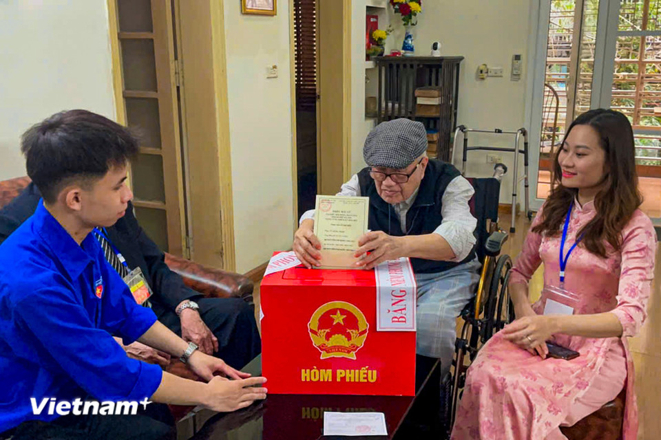 Những chiếc hòm phiếu màu đỏ được niêm phong cẩn thận, cùng danh sách cử tri, con dấu và các biểu mẫu được chuẩn bị đầy đủ như tại các điểm bỏ phiếu chính. Mọi quy trình đều được thực hiện nghiêm túc để bảo đảm tính minh bạch, đúng quy định của pháp luật. (Ảnh: PV/Vietnam+)