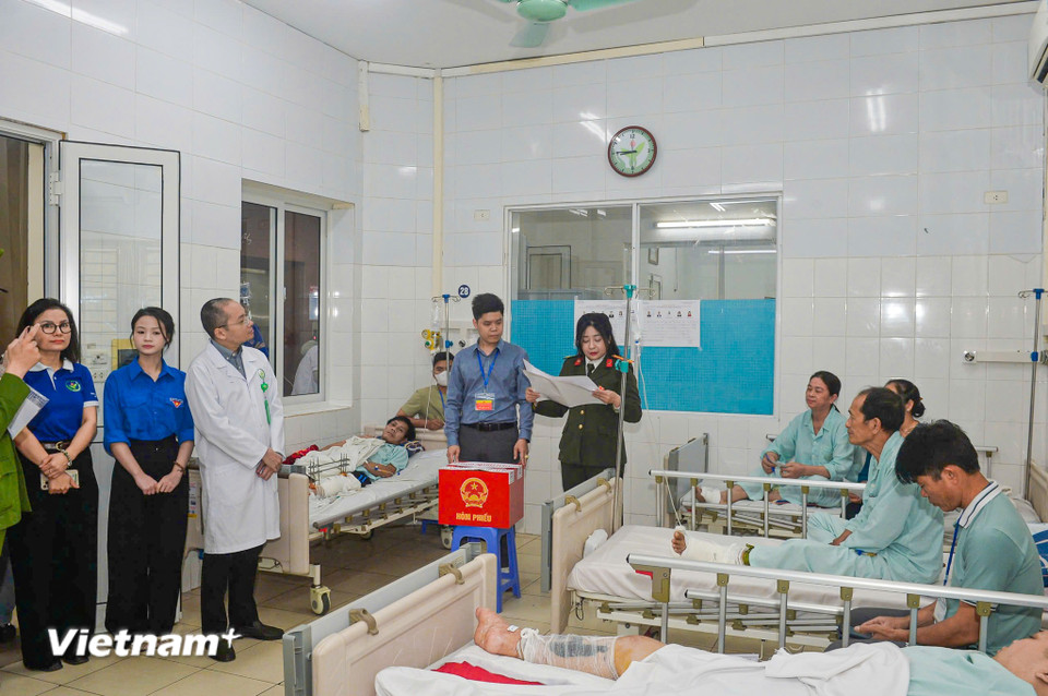 Sáng ngày 15/3, tổ bầu cử khu vực bỏ phiếu số 3 (phường Hoàn Kiếm) đã mang thùng phiếu lưu động đến Bệnh viện Hữu nghị Việt Đức để 18 cử tri đang điều trị tại đây thực hiện bầu cử. Trước đó, các cử tri đã làm thủ tục thay đổi nơi bỏ phiếu trên VNeID. (Ảnh: PV/Vietnam+)