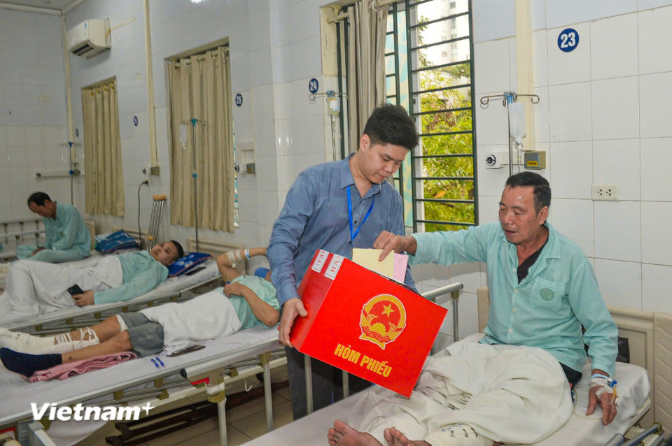 Việc tổ chức hòm phiếu phụ không chỉ là một giải pháp, mà còn là biểu hiện sinh động của tinh thần dân chủ. Ở đó, mỗi lá phiếu, dù được bỏ tại hội trường hay tại gia đình các trường hợp nêu trên đều mang giá trị như nhau. (Ảnh: PV/Vietnam+)