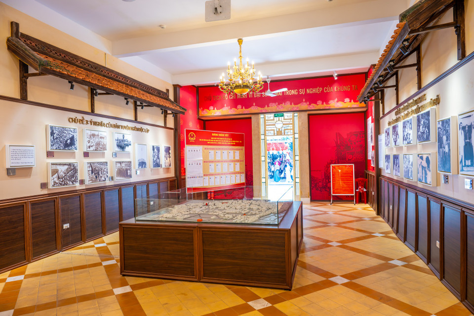 Trong kỳ bầu cử này, ngôi nhà số 48 Hàng Ngang là điểm bỏ phiếu của các tổ dân phố Hàng Đào số 3, số 4, số 5 (khu vực bỏ phiếu số 22). (Ảnh: Minh Sơn/Vietnam+)