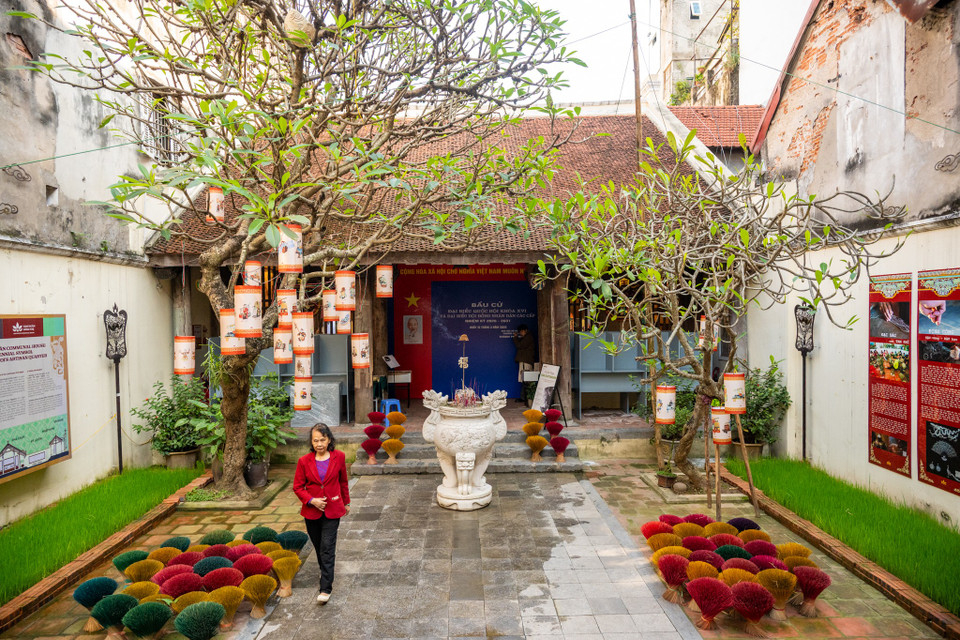 Dưới mái ngói cổ kính, những tờ danh sách được trình bày rõ ràng, giúp người dân thuận tiện theo dõi, kiểm tra thông tin của mình cũng như tìm hiểu về các ứng cử viên. (Ảnh: Minh Sơn/Vietnam+)