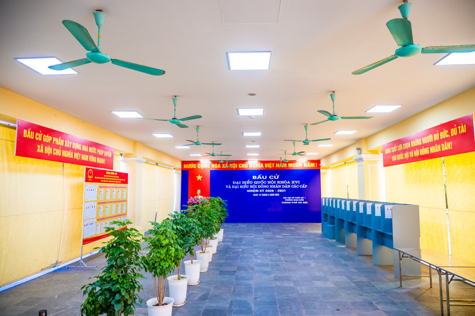 Nằm giữa khu dân cư đông đúc của khu phố cổ, những ngày này, khuôn viên trường được bố trí các bảng niêm yết danh sách cử tri và danh sách người ứng cử một cách trang trọng, khoa học, tạo điều kiện thuận lợi để người dân theo dõi thông tin. (Ảnh: Minh Sơn/Vietnam+)