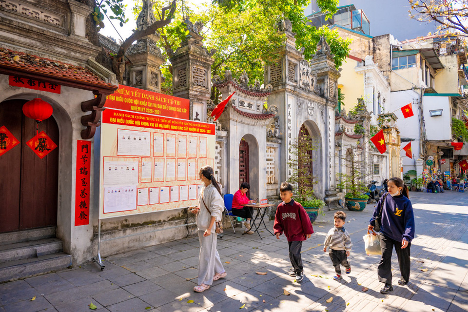 Chỉ cách hồ Hoàn Kiếm chưa đầy 100m, tại số nhà 13 phố Bà Triệu là cụm di tích đình-đền-chùa Vũ Thạch. Chùa ở vị trí sâu trong ngõ chừng 50m. Đình và đền ở cùng khu vực có chung Tam quan, tiếp liền với hè, hướng tây, quay ra phố. (Ảnh: Minh Sơn/Vietnam+)