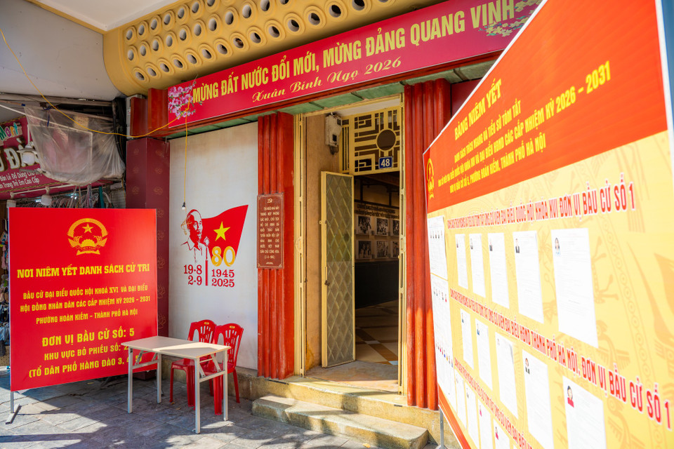 Tại nhiều khu vực thuộc phường Hoàn Kiếm (Hà Nội), danh sách cử tri và danh sách người ứng cử được niêm yết tại các di tích lịch sử, văn hóa lâu đời - những địa điểm đặc biệt vừa mang ý nghĩa thực tiễn, vừa tạo nên dấu ấn riêng cho ngày hội dân chủ của Thủ đô. (Ảnh: Minh Sơn/Vietnam+)