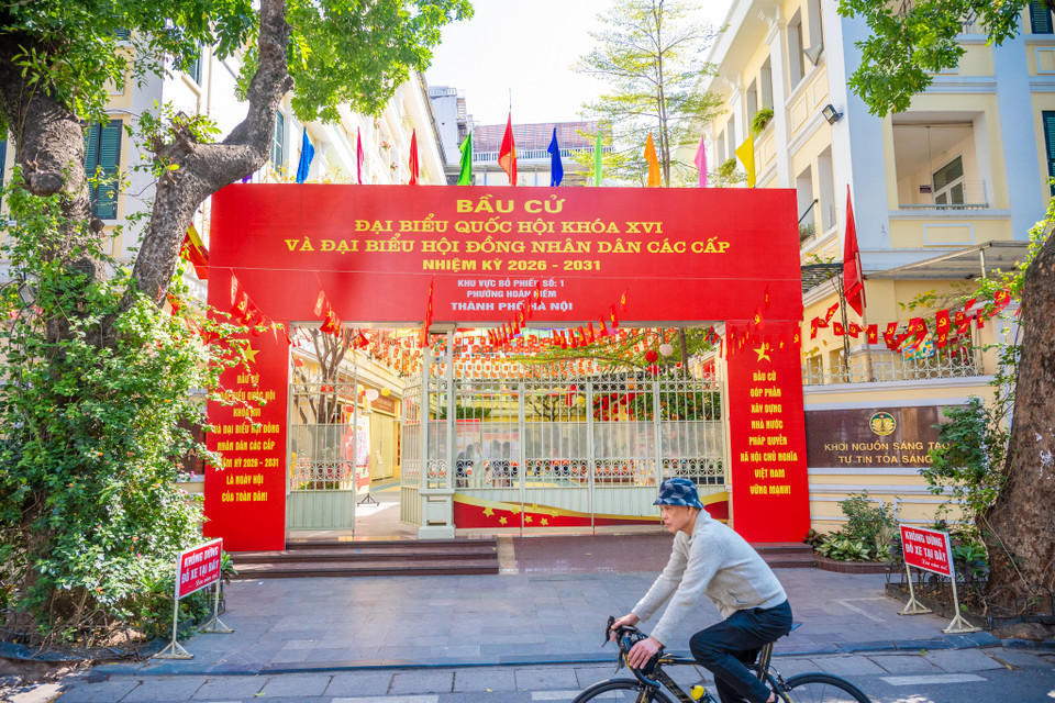 Bên cạnh các di tích lịch sử, nhiều cơ sở giáo dục trên địa bàn cũng được lựa chọn làm địa điểm phục vụ công tác bầu cử. Trong đó, Trường Tiểu học Tràng An trở thành một trong những khu vực bỏ phiếu của cử tri phường Hoàn Kiếm trong kỳ bầu cử năm nay. (Ảnh: Minh Sơn/Vietnam+)