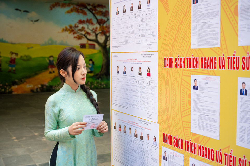 Việc lựa chọn trường học làm điểm bầu cử không chỉ bảo đảm cơ sở vật chất rộng rãi, an toàn mà còn mang ý nghĩa biểu tượng: từ mái trường nơi ươm mầm tri thức và tương lai khi cử tri thực hiện quyền và trách nhiệm công dân của mình, góp phần lựa chọn những đại biểu đại diện cho ý chí và nguyện vọng của nhân dân trong nhiệm kỳ mới. (Ảnh: Minh Sơn/Vietnam+)