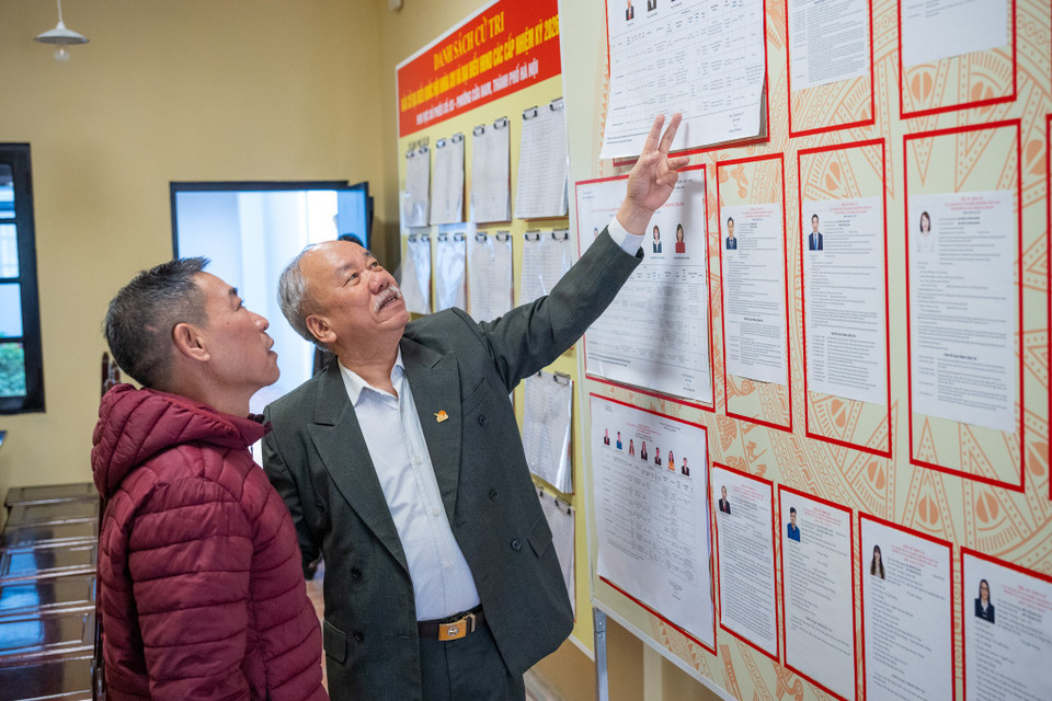 Việc đặt địa điểm bầu cử tại các di tích lịch sử, văn hóa mang ý nghĩa biểu tượng sâu sắc. Những công trình cổ kính ấy từng chứng kiến nhiều biến thiên của lịch sử dân tộc, lưu giữ ký ức và giá trị truyền thống của cộng đồng. Ngày nay, khi trở thành địa điểm niêm yết danh sách cử tri hay khu vực bỏ phiếu, những di tích lịch sử như tiếp tục chứng kiến một hành trình mới của đất nước - hành trình thực hiện quyền làm chủ của nhân dân trong thời đại hiện đại. (Ảnh: Minh Sơn/Vietnam+)