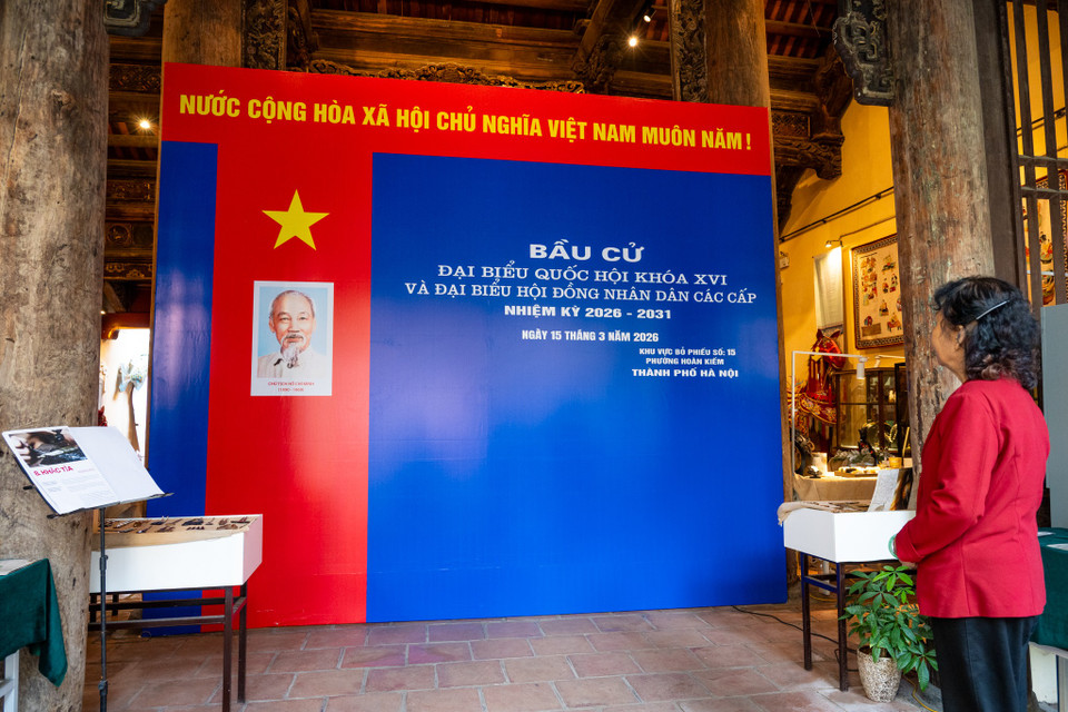 Đối với nhiều người dân phố cổ, hình ảnh ấy tạo nên cảm giác vừa quen thuộc vừa thiêng liêng. Những địa điểm từng gắn bó với đời sống văn hóa, tín ngưỡng của cộng đồng nay trở thành nơi diễn ra một hoạt động dân chủ quan trọng của đất nước. (Ảnh: Minh Sơn/Vietnam+)