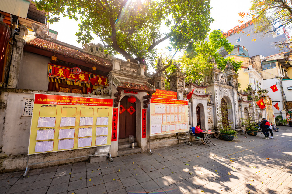 Đền Vũ Thạch nằm trên con phố Bà Triệu (phường Cửa Nam, Hà Nội) là một trong những điểm bỏ phiếu của phường Cửa Nam. (Ảnh: Minh Sơn/Vietnam+)