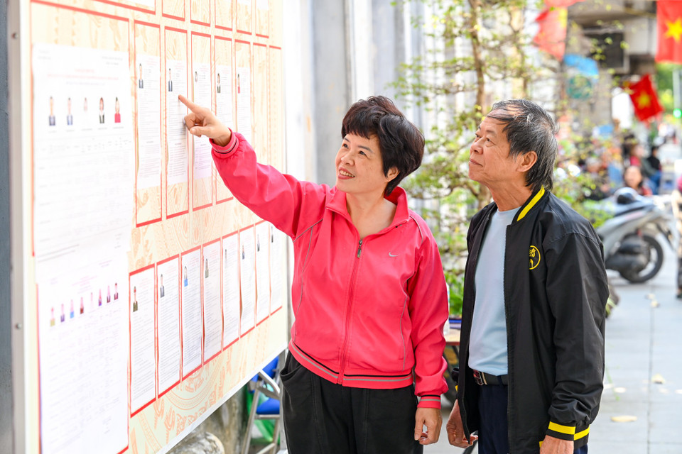 Tuy nhiên, chính đặc điểm ấy lại tạo nên nét riêng khi nhiều điểm niêm yết danh sách cử tri, danh sách người ứng cử được đặt tại các đình, đền, di tích lịch sử văn hóa nằm xen giữa khu dân cư. (Ảnh: Minh Sơn/Vietnam+)