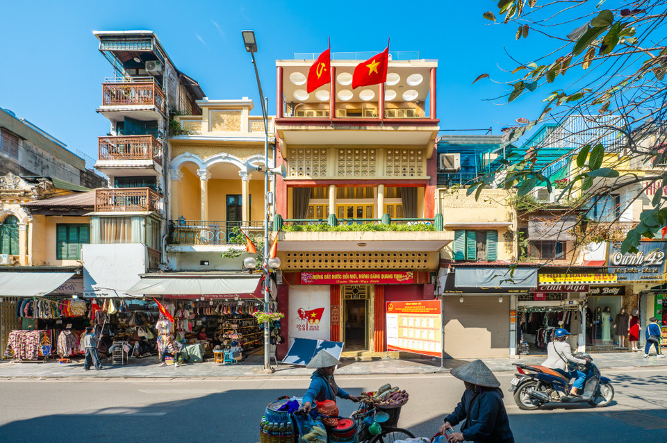 Những ngày đầu tháng B, không khí chuẩn bị cho cuộc bầu cử đại biểu Quốc hội khóa XVI và đại biểu Hội đồng Nhân dân các cấp nhiệm kỳ 2026-2031 đang diễn ra khẩn trương tại Thủ đô Hà Nội. Từ các tuyến phố trung tâm đến từng khu dân cư, công tác chuẩn bị được triển khai nghiêm túc, bài bản, bảo đảm đúng quy trình, đúng luật và tiến độ đề ra. (Ảnh: Minh Sơn/Vietnam+)