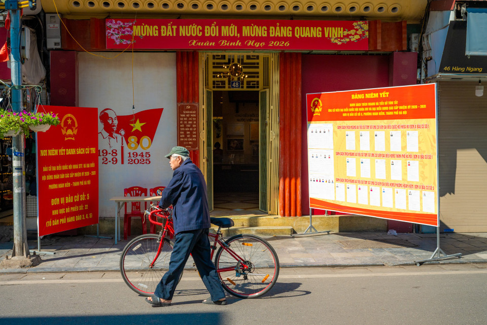 Phường Hoàn Kiếm - khu vực trung tâm của Thủ đô thu hút sự chú ý với cách tổ chức các điểm bầu cử gắn với không gian di sản. Nhiều điểm niêm yết danh sách cử tri, danh sách người ứng cử được đặt tại các đình, đền, di tích lịch sử văn hóa nằm xen giữa khu dân cư. (Ảnh: Minh Sơn/Vietnam+)
