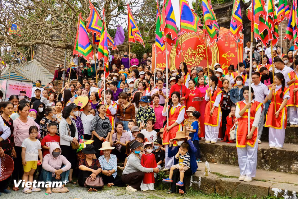 Dù đi đâu làm ăn xa, những ngày này người dân 'xứ Đoài' lại rủ nhau về nơi đây thưởng thức không khí tưng bừng lễ hội. (Ảnh: Bảo Ngọc/Vietnam+)