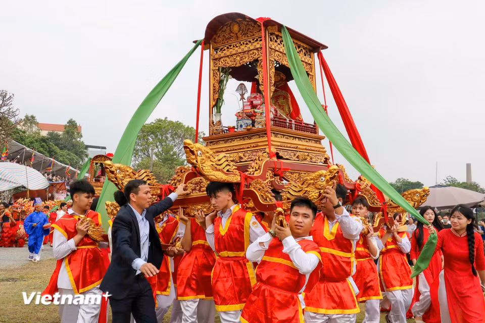 Trong tiết trời xuân tháng Hai, sắc đỏ của kiệu hoa và sắc áo hội hòa quyện tạo nên một bức tranh văn hóa rực rỡ, khơi dậy niềm tự hào trong mỗi người con làng So. (Ảnh: Bảo Ngọc/Vietnam+)
