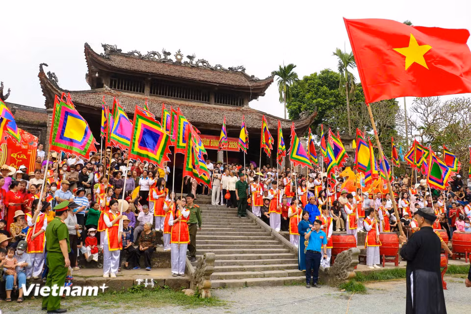 Lễ hội truyền thống Đình So diễn ra từ mùng 8 đến mùng 10 tháng Hai Âm lịch hàng năm không chỉ là niềm tự hào của người dân xứ Đoài mà còn là bảo tàng sống về kiến trúc và tâm linh. Năm 2026, vượt qua những áp lực về thời gian chuẩn bị, hội làng So vẫn giữ trọn nét tôn nghiêm nhưng đã khoác lên mình diện mạo cởi mở hơn qua những góc nhìn mới lạ. (Ảnh: Bảo Ngọc/Vietnam+)