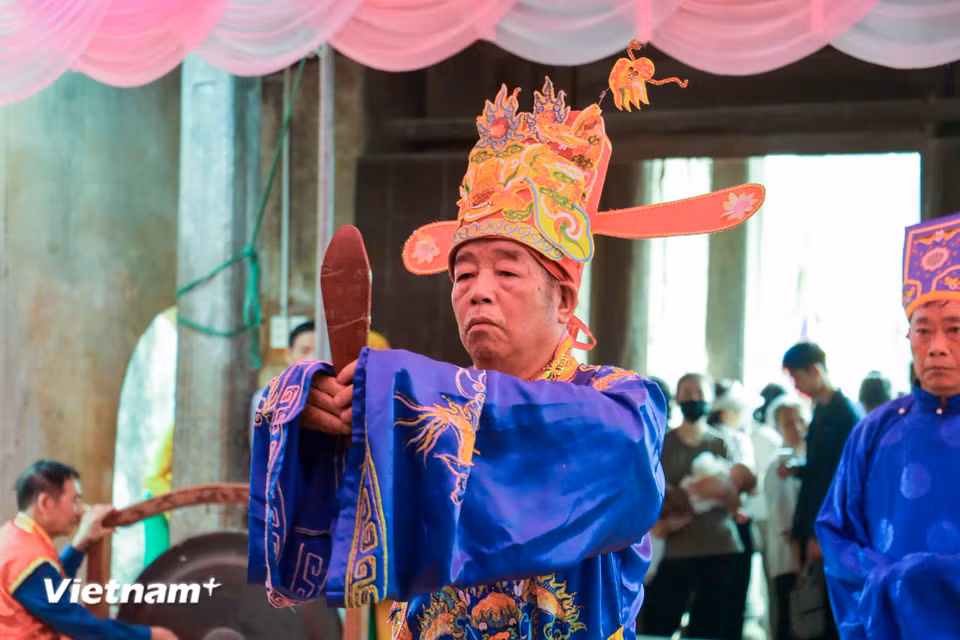 Các nghi thức trong lễ hội được các bậc cao niên trong làng thực hiện nghiêm túc, trang nghiêm. (Ảnh: Bảo Ngọc/Vietnam+)