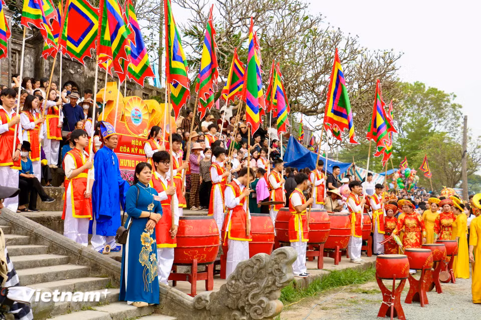 Đình So - di tích quốc gia đặc biệt được mệnh danh là “Đệ nhất đình Đoài” trở nên rực rỡ trong ngày khai hội 26/3 (tức mùng 8 tháng Hai Âm lịch). (Ảnh: Bảo Ngọc/Vietnam+)