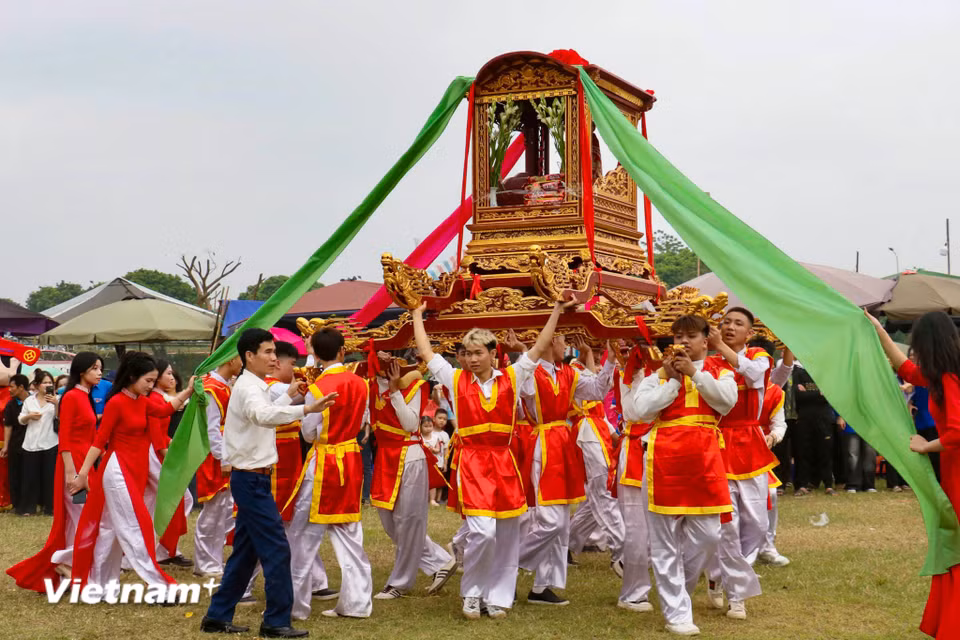 Điểm mới của lễ hội năm nay là sự phối hợp chặt chẽ giữa những người dân sở tại giàu kinh nghiệm và thế hệ trẻ. Từng quy chuẩn trong nghi thức rước bài vị và tế lễ được truyền dạy tỉ mỉ, đảm bảo di sản không bị sai lệch trong dòng chảy hiện đại. (Ảnh: Bảo Ngọc/Vietnam+)