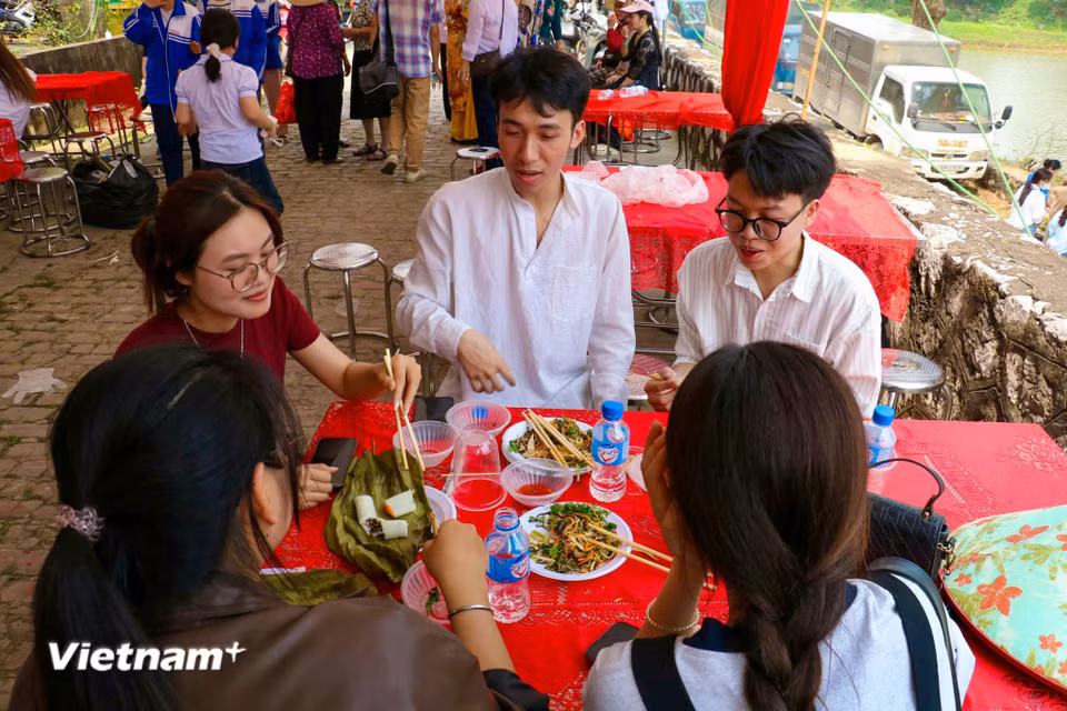 Không còn cảnh hàng quán lộn xộn, khu vực ăn uống tự chọn miễn phí trở thành điểm chạm nhân văn, nơi thực khách thập phương cảm nhận rõ nét sự nồng hậu của người làng So. (Ảnh: Bảo Ngọc/Vietnam+)