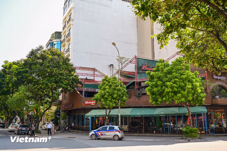 Trong định hướng xây dựng thương hiệu “Phố ẩm thực Cầu Giấy”, giai đoạn đầu sẽ nghiên cứu mô hình xe bán hàng lưu động và khu ẩm thực tập trung di động thay cho các kiốt cố định. (Ảnh: Minh Sơn/Vietnam+)