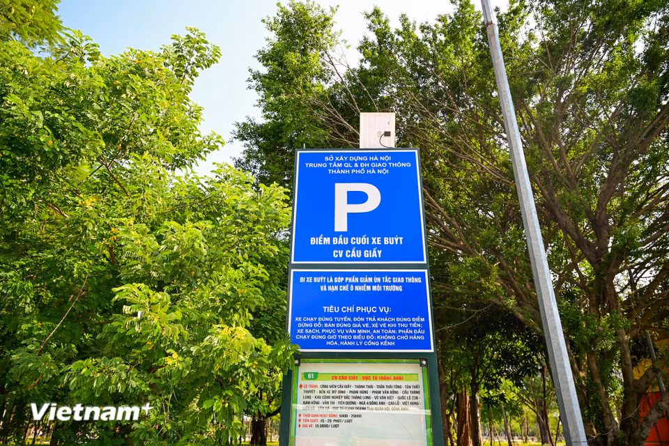 Để phục vụ người dân và du khách, thành phố Hà Nội sẽ đầu tư đồng bộ hệ thống chiếu sáng, biển chỉ dẫn, điểm trông giữ xe, nhà vệ sinh công cộng, ghế nghỉ và cây xanh. (Ảnh: Minh Sơn/Vietnam+)