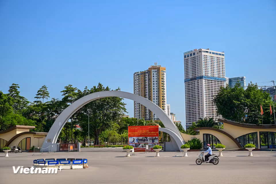 Cụ thể, theo quyết định ngày 31/7/2026 của Ủy ban nhân dân thành phố Hà Nội, tuyến phố đi bộ thí điểm tại phố Thành Thái và Khúc Thừa Dụ sẽ hoạt động vào tối cuối tuần, ngày lễ và các đợt cao điểm. (Ảnh: Minh Sơn/Vietnam+)