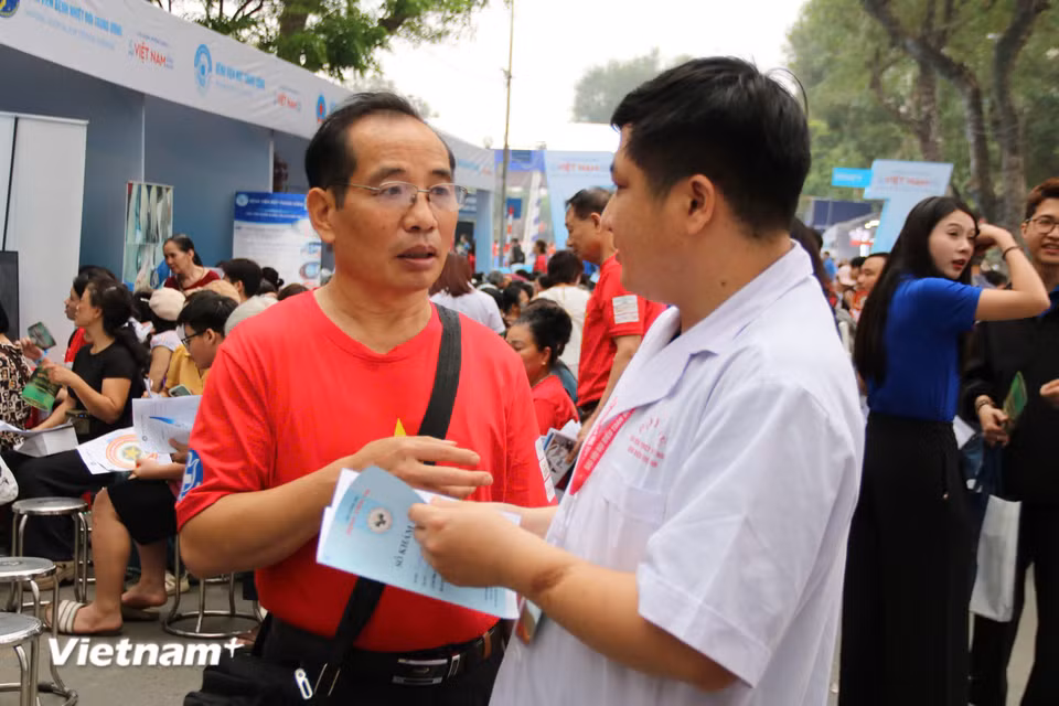 Bác sĩ Lương Thế Minh (Bệnh viện Tuệ Tĩnh), cho biết: “Từ sáng đến giờ, chúng tôi tiếp nhận và thăm khám cho hàng chục bệnh nhân, sự kiện giúp người dân chủ động thăm khám và phát hiện ra những vấn đề sức khoẻ.” (Ảnh: Bảo Ngọc/Vietnam+)