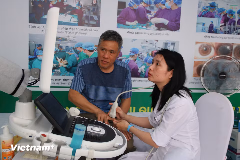 Không gian công viên Thống Nhất được tổ chức thành một “tổ hợp y tế di động” chuyên nghiệp. Hàng chục gian lều trắng được dựng lên quy củ dưới những tán cây cổ thụ, nơi hơn 150 y bác sĩ từ các bệnh viện tuyến đầu đã sẵn sàng thiết bị để đón tiếp người dân. (Ảnh: Bảo Ngọc/Vietnam+)