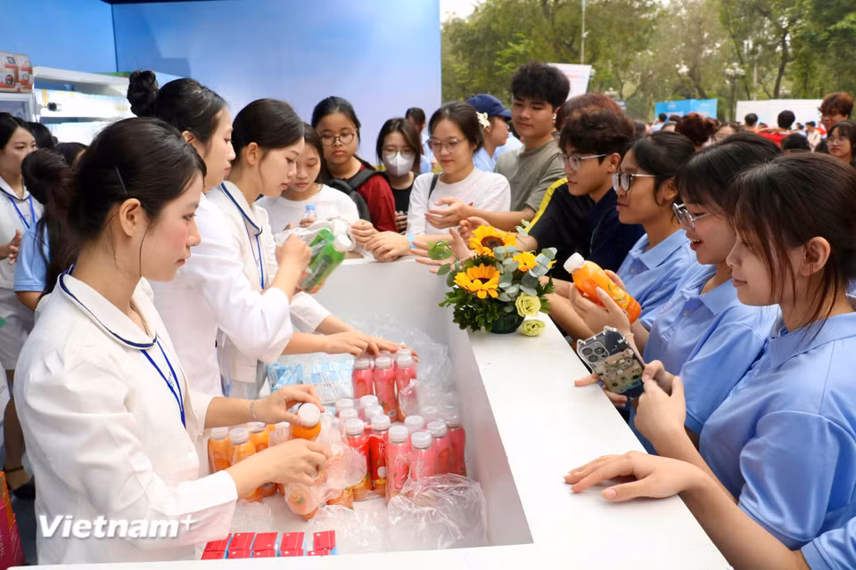 Càng về trưa, dòng người đổ về khu vực khám sàng lọc càng đông. Những túi quà gồm bộ dụng cụ theo dõi sức khỏe tại nhà và thuốc bổ được trao tận tay những người hoàn thành quy trình như một lời nhắc nhở về ý thức tự chăm sóc bản thân. (Ảnh: Bảo Ngọc/Vietnam+)