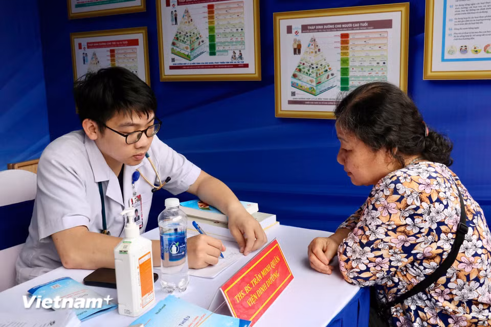 Đặc biệt, điểm nhấn công nghệ của ngày hội năm nay chính là sự xuất hiện của các thiết bị xét nghiệm tại chỗ và hệ thống trí tuệ nhân tạo (AI) hỗ trợ tầm soát ung thư vú, ung thư cổ tử cung. (Ảnh: Bảo Ngọc/Vietnam+)