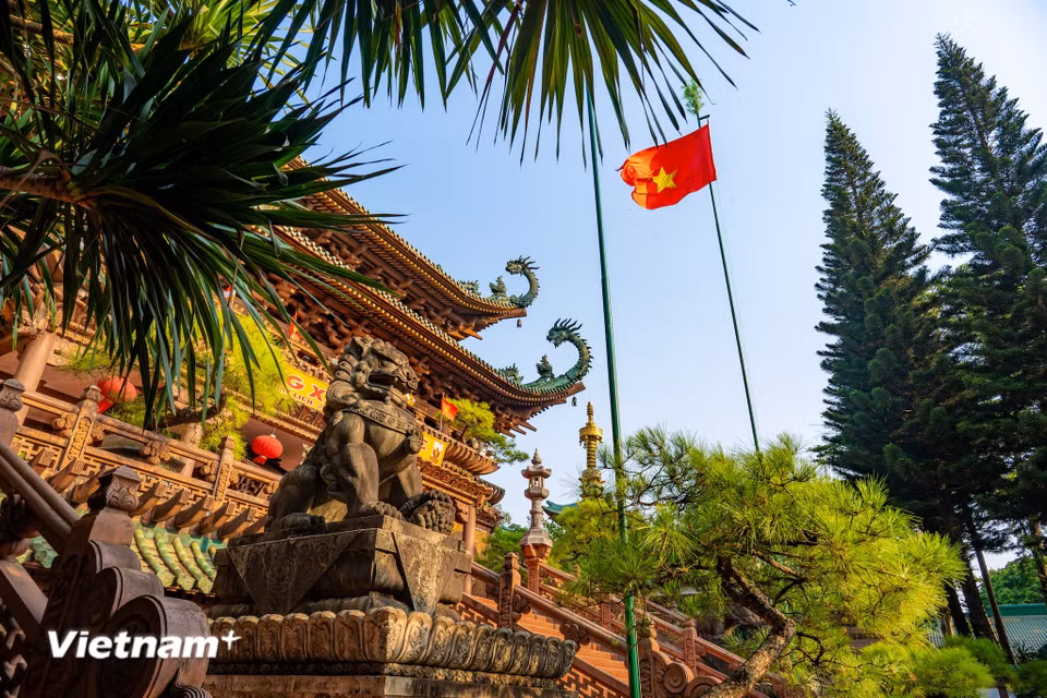 Kiến trúc của chùa tạo nên một không gian to lớn, trang nghiêm. (Ảnh: Minh Sơn/Vietnam+)