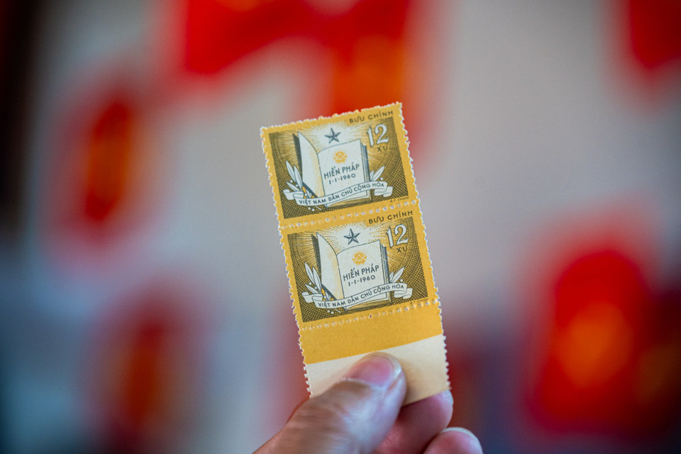 Hiến pháp năm 1959 là sự kết tinh của tư tưởng xây dựng chủ nghĩa xã hội, là kết quả của quá trình đấu tranh giải phóng dân tộc, đặt nền móng cho việc xây dựng Nhà nước pháp quyền xã hội chủ nghĩa Việt Nam. Ngày 1/1/1960, Chủ tịch Hồ Chí Minh đã ký sắc lệnh công bố Hiến pháp của nước Việt Nam Dân chủ Cộng hoà. Chào mừng sự kiện này, Ngành Bưu điện phát hành bộ tem "Hiến pháp nước Việt Nam Dân chủ Cộng hòa". Bộ tem được phát hành vào ngày 07/7/1960, gồm 01 mẫu tem, do họa sỹ Bùi Trang Chước thiết kế, được in ốp-sét hai màu tại Nhà in Tiến Bộ. (Ảnh: Minh Sơn/Vietnam+)