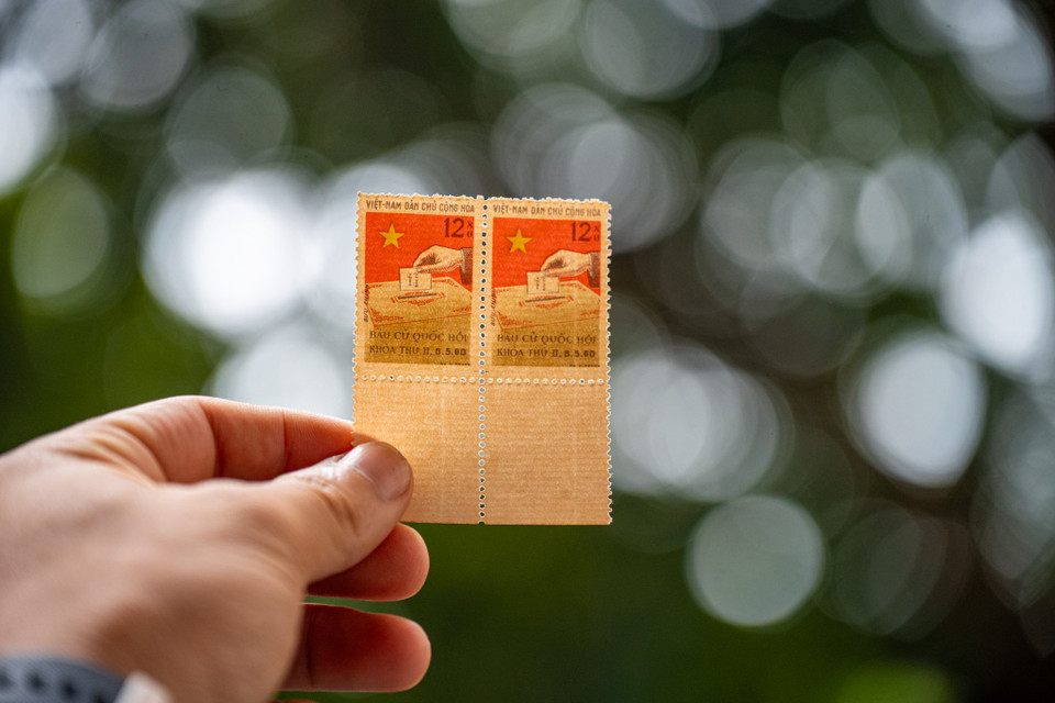 Bầu cử Quốc hội khóa II (1960 - 1964) diễn ra vào ngày 08/5/1960. Chào mừng sự kiện này, ngày 03/5/1960, Ngành Bưu điện đã phát hành bộ tem "Bầu cử quốc hội khóa II" gồm 01 mẫu tem, do họa sỹ Nguyễn Văn Khanh thiết kế, được in ốp-sét 3 màu tại Nhà in Tiến Bộ. (Ảnh: Minh Sơn/Vietnam+)